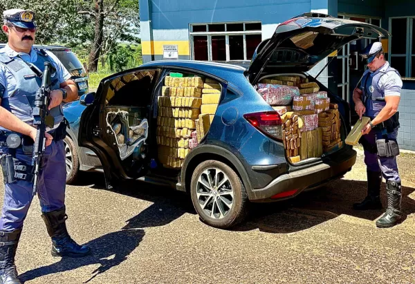 Carro roubado é apreendido pela Polícia Rodoviária com mais de uma tonelada de drogas