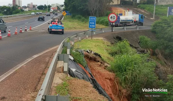 Rodovia do Contorno: acesso ao bairro Parati em Marília é interditado após erosão 