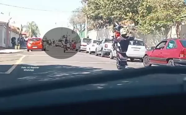 Motoqueiros empinam motos em frente de escola em Marília e colocam alunos em risco