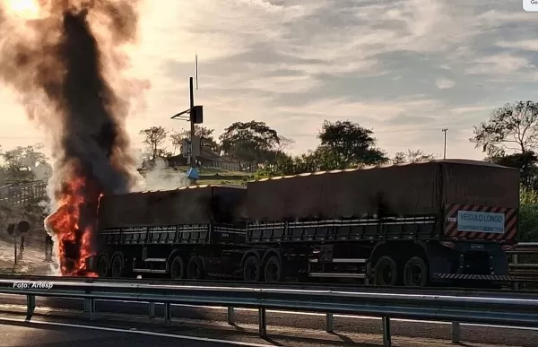 Carreta é destruída por incêndio e provoca congestionamento na rodovia SP-333