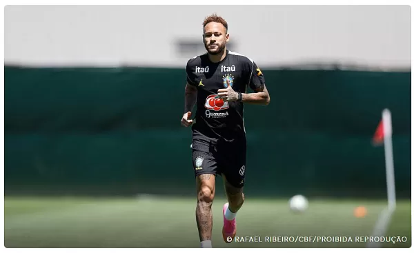 Torcida Campeã: Neymar vai a campo pela primeira vez em treino da seleção brasileira