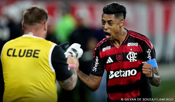 Fla vence, aproveita derrota do Palmeiras e volta a igualar rival