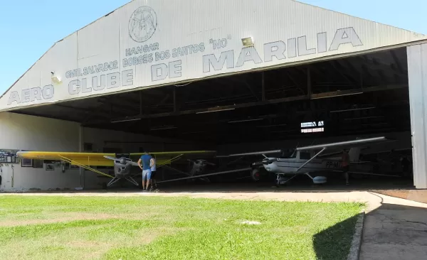 Presidente do Aeroclube de Marília protesta contra desocupação de área e busca apoio de lideranças