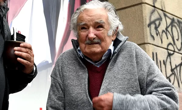 Uruguai se despede do ex-presidente Pepe Mujica com cortejo nas ruas de Montevidéu