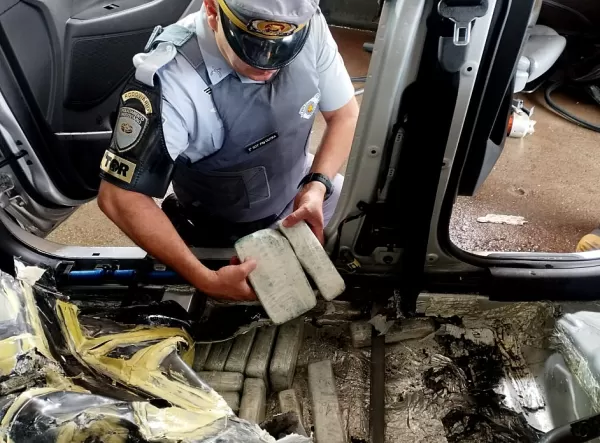 Veículo "preparado" para o tráfico é apreendido com 137 quilos de cocaína
