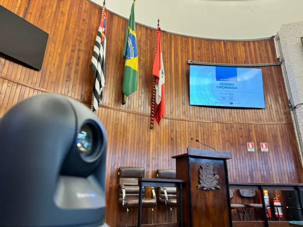 Após pressão da ACIM, projeto que muda horário do comércio em Marília no Natal é adiado