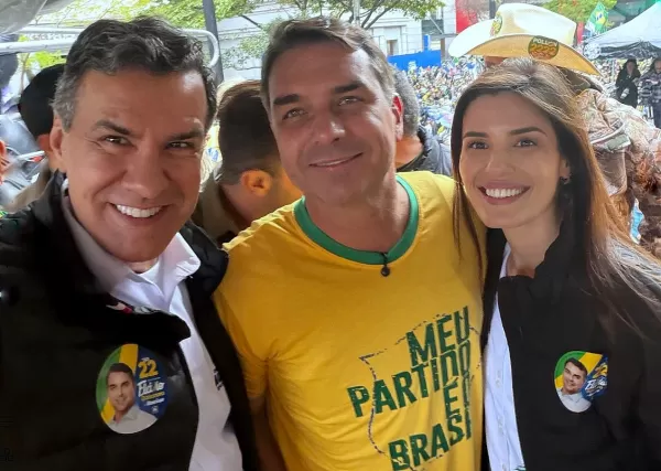 Dani Alonso e Capitão Augusto participam de carreata por Flávio Bolsonaro em Marília