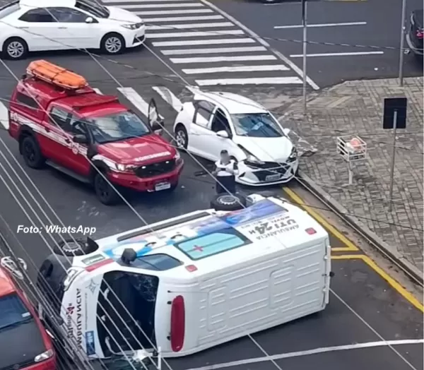 Acidente envolvendo ambulância e carro deixa criança ferida em Marília