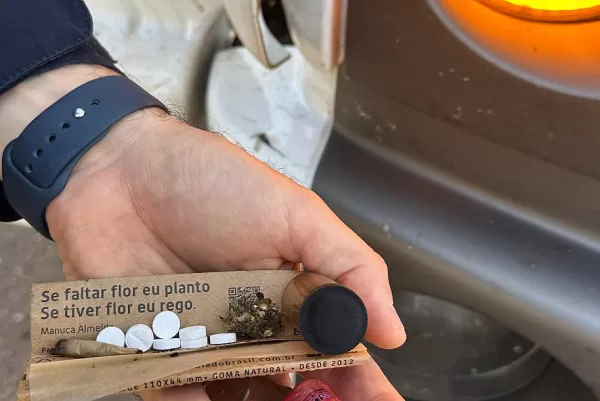 Caminhoneiro e ajudante são flagrados pela PRF com rebite e maconha na BR-153