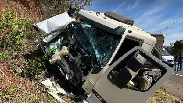 Carreta carregado com areia "engole" carro após acidente em rodovia