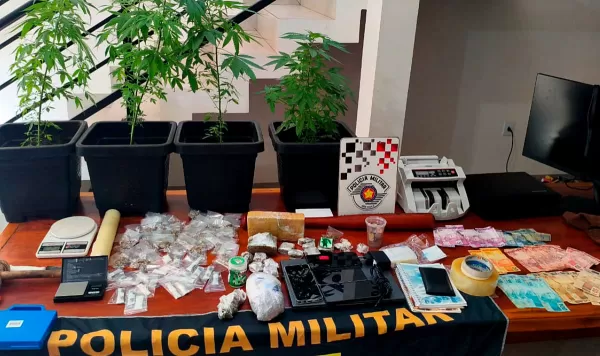 Mulher pede socorro após agressão e PM encontra grande quantidade de drogas