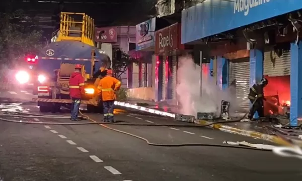 Incêndio destrói loja do Magazine Luiza e mobiliza Bombeiros