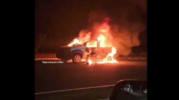 Veículo é destruído por incêndio agora à noite em Marília