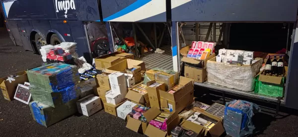 Com a Copa, comércio ilegal de camisetas aumenta. Carregamento é apreendido pela Polícia Rodoviária