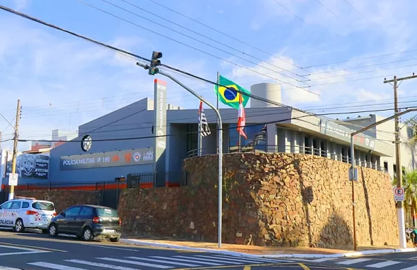 Embriagado, motorista bate em duas viaturas em frente à base da PM em Marília