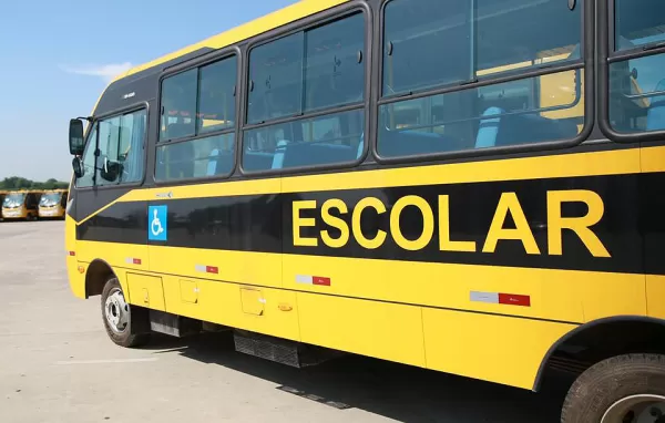 Criança de 5 anos é deixada sozinha em ponto de ônibus