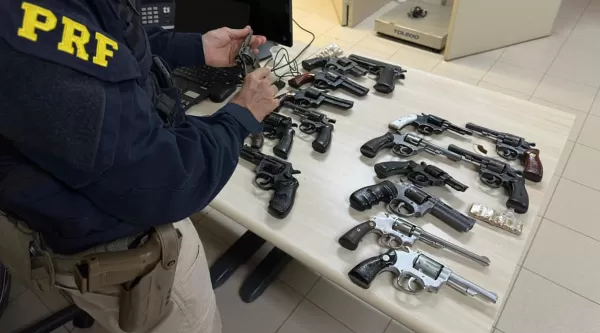 Mulheres são presas pela PRF na região com arsenal