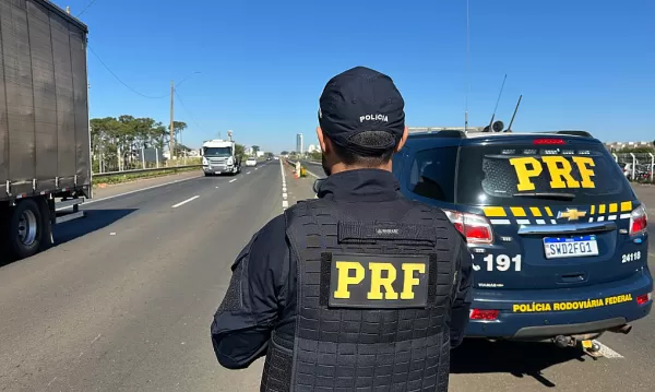 PRF identifica suspeita de adulteração em caminhão durante fiscalização na BR-153 em Marília