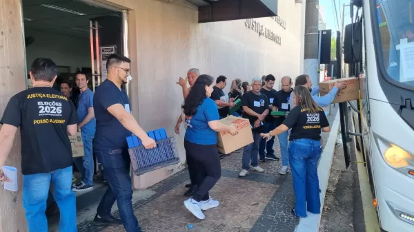 Urnas chegam aos locais de votação e fiscalização mira ‘voo da madrugada’ em Marília