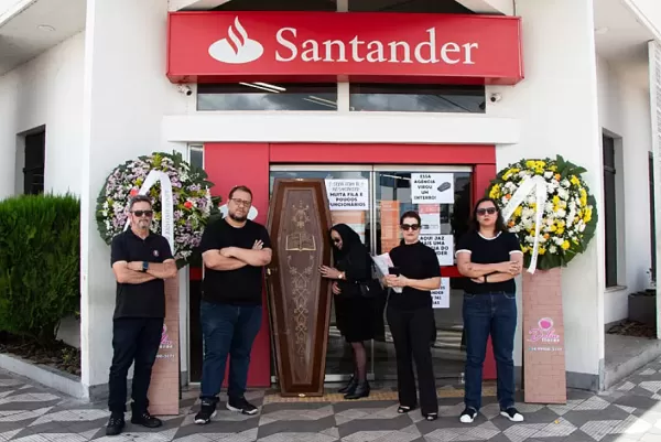Funeral marca fechamento de agência bancária