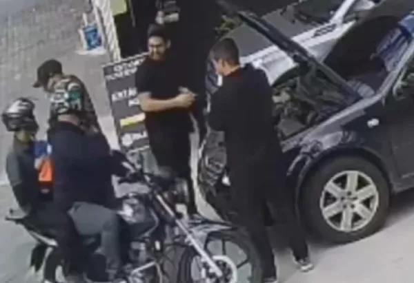 Policial de folga atira em homens que 'brincaram' de assaltar  Vítimas simularam roubo em lava-rápido; policial não sabia da ação e disparou contra a dupla
