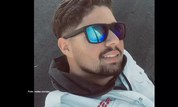 Rapaz morre após bater moto em carro dirigido pela própria mãe e ser atropelado por trator