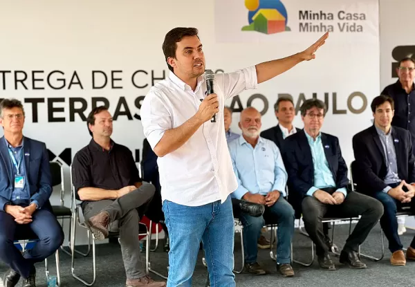 Vinicius e Felício Ramuth entregam casas na zona Norte de Marília