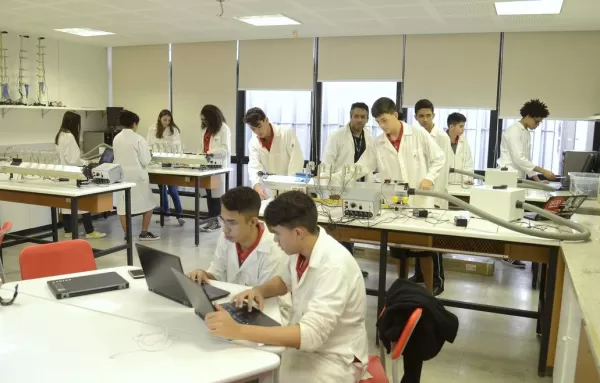 Estudantes do ensino médio poderão ter estágio remunerado de até R$ 1 mil