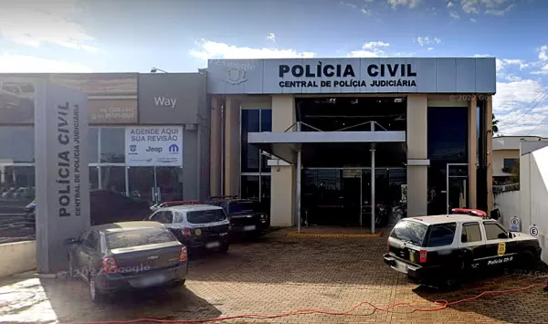 Mulher abandona os filhos para beber e depois ainda briga com policiais que registravam a denúncia