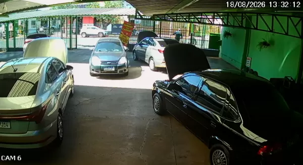 Carros batem e um deles vai parar em vaga de estacionamento
