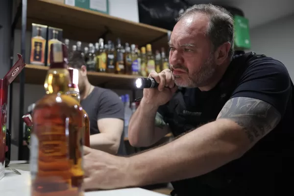 Bebidas falsificadas: mais de sete mil garrafas são apreendidas