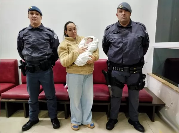 PMs salvam recém-nascida engasgada com leite materno