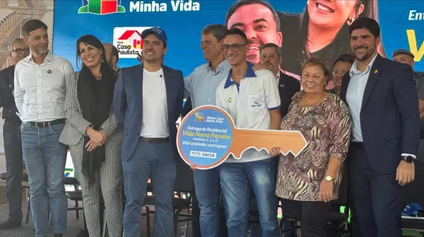 Governador Tarcísio e prefeito Vinicius entregam 806 casas em Marília