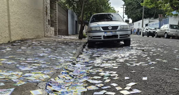 Eleitores chegam cedo para votar e encontram ruas tomadas por santinhos em Marília