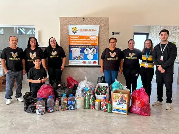 BOAS AÇÕES: Grupo Jacto entrega 80 quilos de tampinhas plásticas para o Sementes do Bem