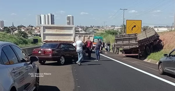 Caminhão bate em carro e vai parar no barranco em Marília