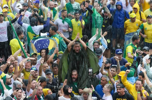 Deputado Nikolas Ferreira termina caminhada de 240 km contra o STF