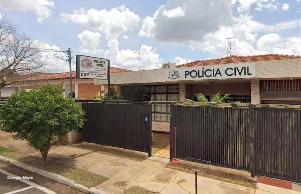 Polícia apreende quatro adolescentes suspeitos de violência sexual contra crianças em escola na região