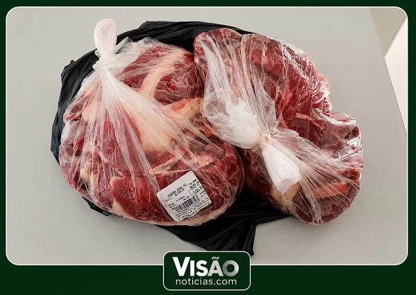 Homem furta carne em mercado e polícia descobre que ele era procurado pela Justiça