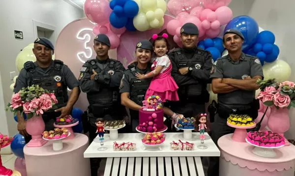 Paixão pela farda: criança de três anos convida policiais militares para aniversário e realiza sonho
