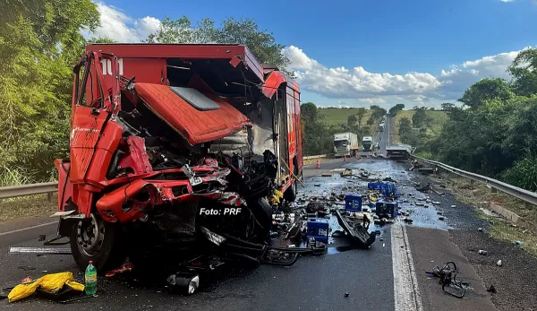 Acidente envolvendo caminhões causa morte de motoristas na BR-153 