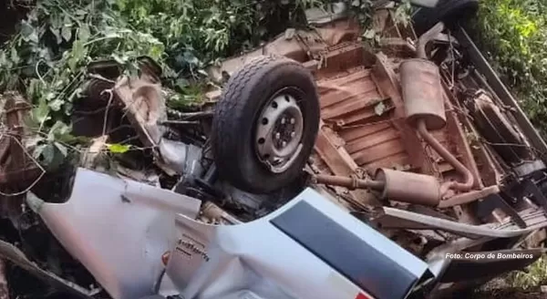 Acidente com van de sacoleiros causa morte de quatro pessoas