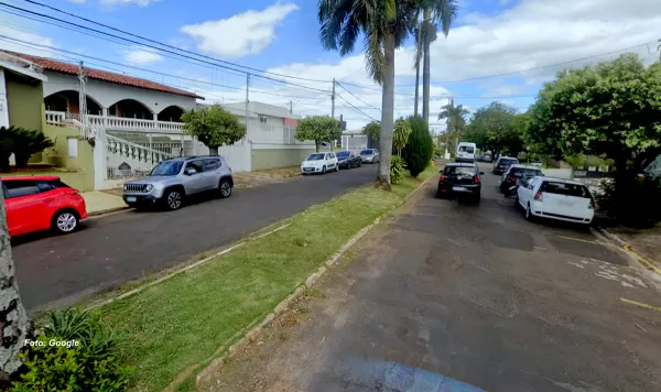 Casal que passeava com cão em Marília decide furtar carro e ainda abandona o animal