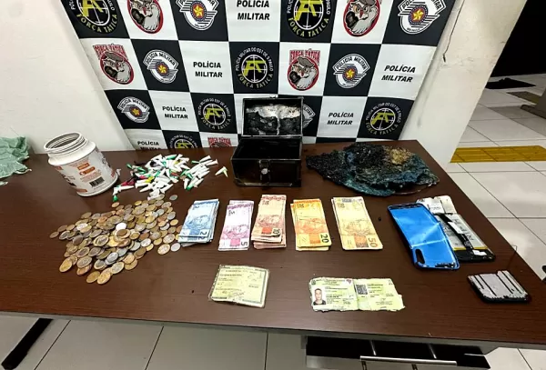 Traficantes queimam drogas para fugir do flagrante, passam mal e acabam presos pela PM