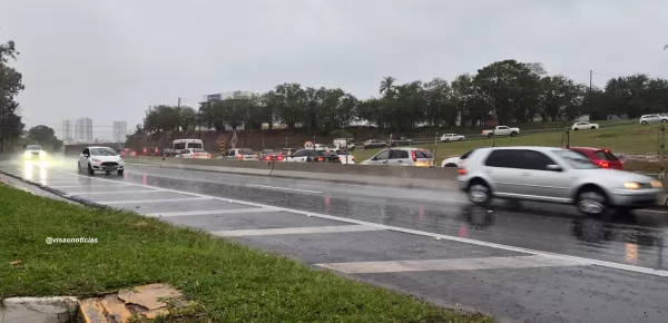 Forte chuva provoca congestionamento e acidentes na rodovia do Contorno