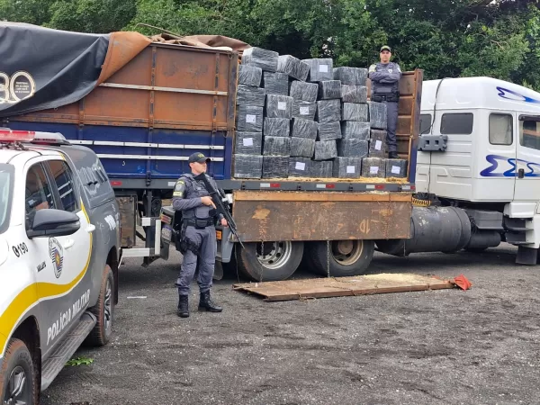 Polícia Rodoviária apreende quase duas toneladas de maconha em carreta