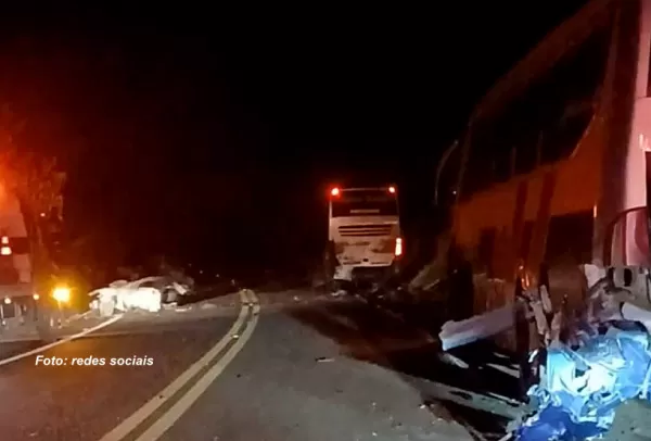 Acidente envolvendo ônibus e carro mata uma pessoa
