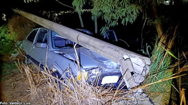 Carro bate contra poste em vicinal e mulher é transferida para Marília
