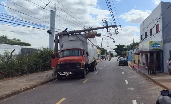 Caminhão bate em poste e por pouco não causa uma tragédia em Marília