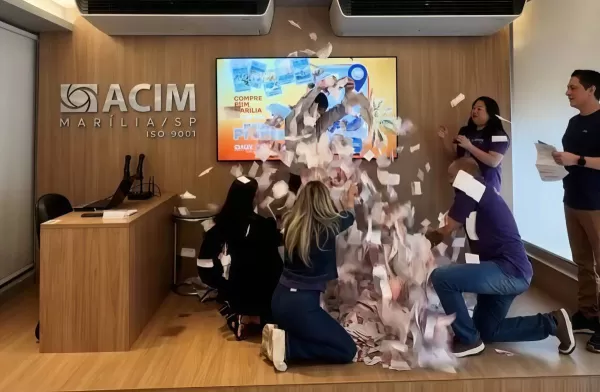 Malas prontas! Consumidora de Marília ganha viagem em novo sorteio da ACIM 